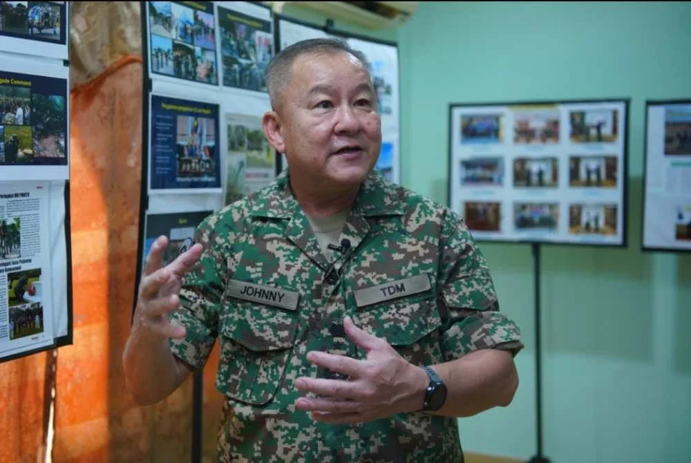 Johnny menunjukkan galeri berkaitan pengalaman beliau dalam ATM. Foto: MOHD HALIM ABDUL WAHID