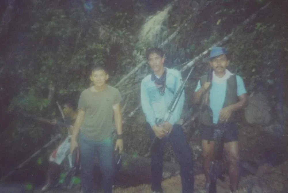 Johnny (kiri) ketika terlibat dalam operasi di Sarawak.