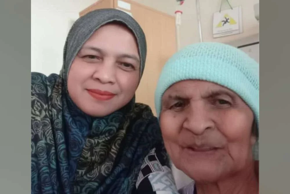 Rosmini (kiri) ketika menemani Azizah menerima rawatan di hospital sebelum menjalani pembedahan.