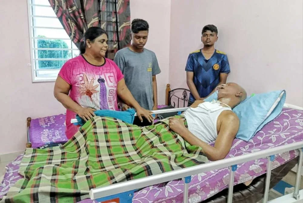 Kamachy (kiri) bersama anak-anaknya melihat suaminya yang terlantar sakit sejak dua tahun lalu.