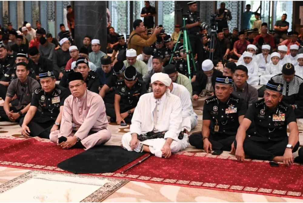Mohd Khalid (kiri) menghadiri Program Selawat Dan Munajat Perdana Polis Kuala Lumpur di Masjid Al-Sultan Abdullah, Presint Merdeka 118 di sini pada Khamis.