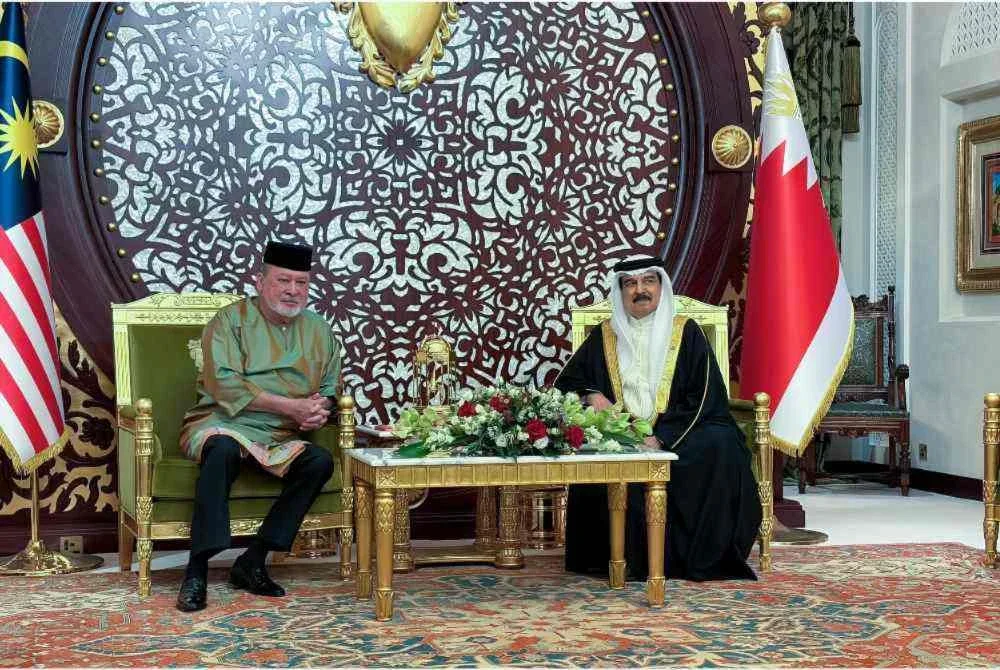 Raja Bahrain Raja Hamad bin Isa Al Khalifa malam tadi meraikan Yang di-Pertuan Agong Sultan Ibrahim pada Majlis Santapan Negeri di Istana Sakhir. Foto Bernama 