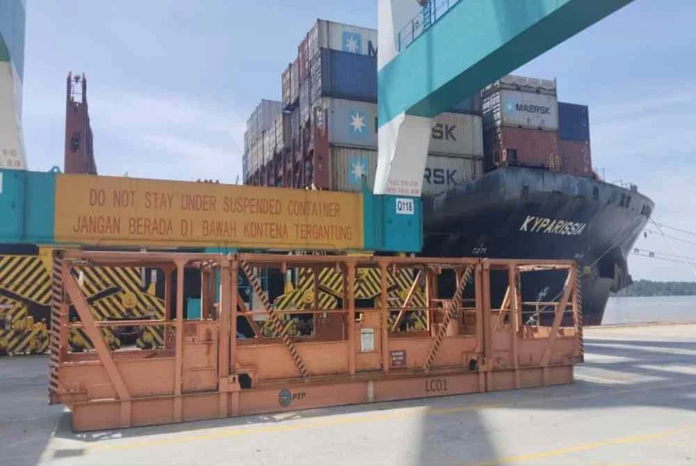 Tiga pekerja kapal maut manakala tiga lagi cedera dalam kebakaran sebuah kontena di atas kapal MSC Kyparissia di Pelabuhan Tanjung Pelepas (PTP) pada tengah hari Jumaat.