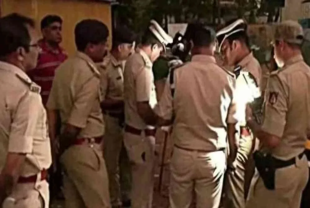 Menurut pihak polis, mayat kedua-dua mangsa, dikenal pasti sebagai Lokesh, 37, dan anak perempuannya Niharika, ditemui berhampiran kolej prauniversiti kerajaan di Mulbagal, Kolar pada Rabu. Sumber gambar daripada The Indian Express.