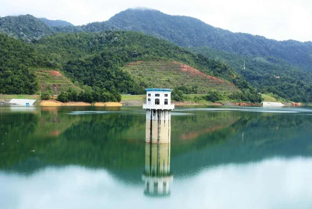 Paras air di Empangan Teluk Bahang meningkat kepada 82.4 peratus berikutan hujan berterusan sejak September lalu.