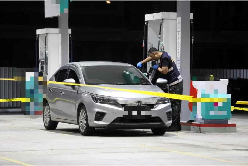 Anggota polis menjalankan siasatan di sebuah stesen minyak di sini berikutan insiden tembakan yang berlaku pada Jumaat. Foto gambar tular