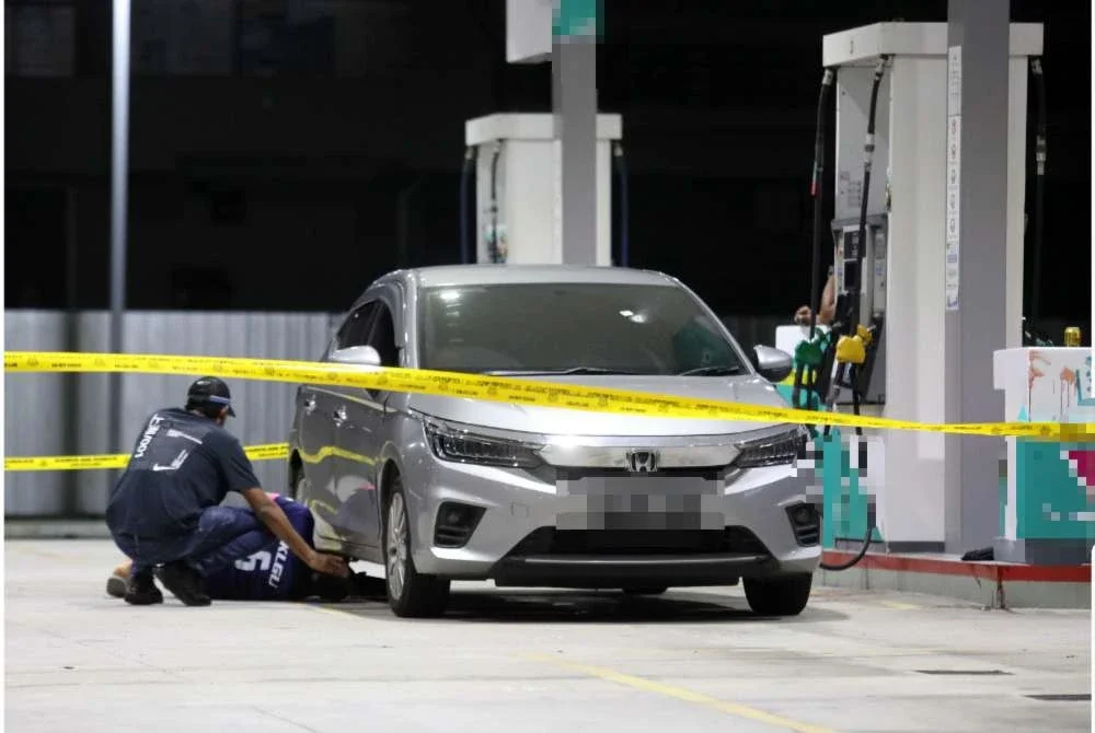 Anggota polis menjalankan siasatan di lokasi kejadian pada Jumaat.