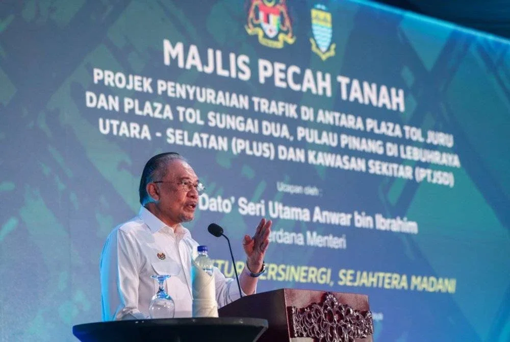 Anwar menyampaikan ucapan pada Majlis Pecah Tanah Projek Penyuraian Trafik di antara Plaza Tol Juru dan Plaza Tol Sungai Dua (PTJSD) di Lebuhraya Utara-Selatan (PLUS) dan Kawasan Sekitar PTJSD, pada Sabtu. Foto Bernama