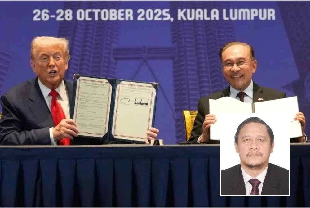 Anwar dan Trump menunjukkan Perjanjian Perdagangan Timbal Balas antara Amerika Syarikat dan Malaysia yang ditandatangani baru-baru ini. Gambar kecil: Mohd Afifi
