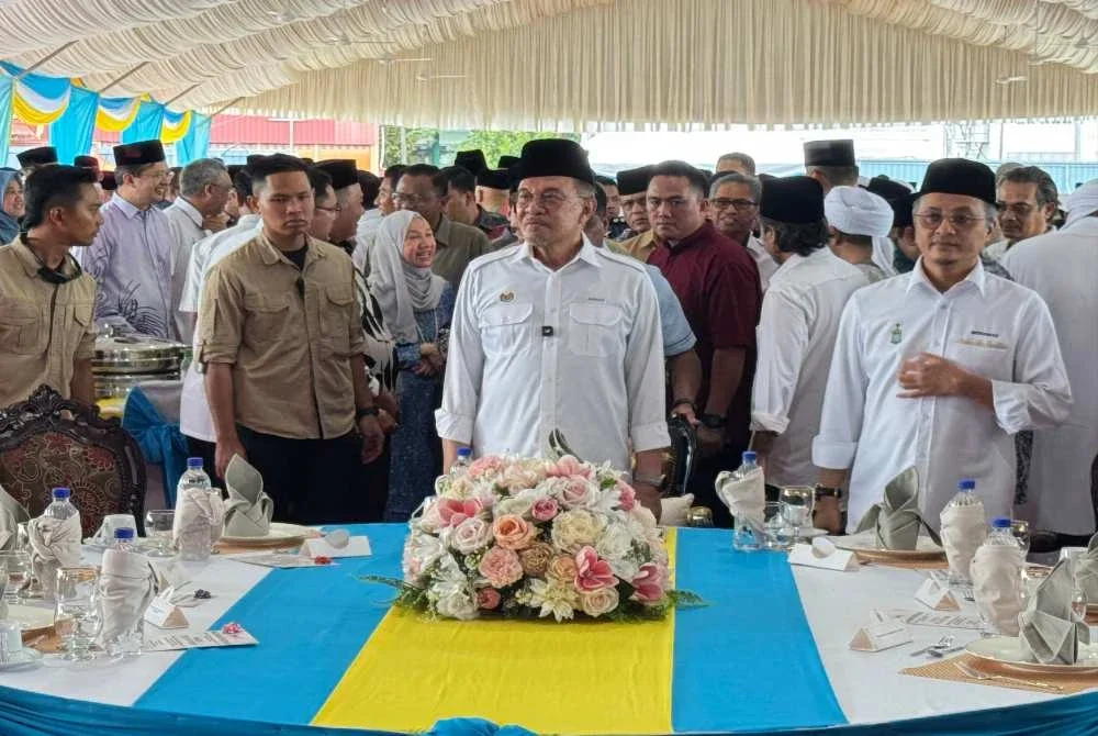 Anwar (tengah) menghadiri Majlis Peluncuran Pembangunan Masjid Madani Permatang Pauh, Seberang Perai Tengah pada Sabtu.