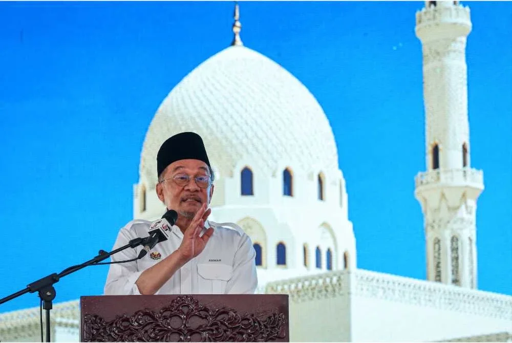 Anwar menyampaikan ucapan pada Majlis Peluncuran Pembangunan Masjid Madani Arowana Permatang Pauh pada Sabtu. Foto Bernama