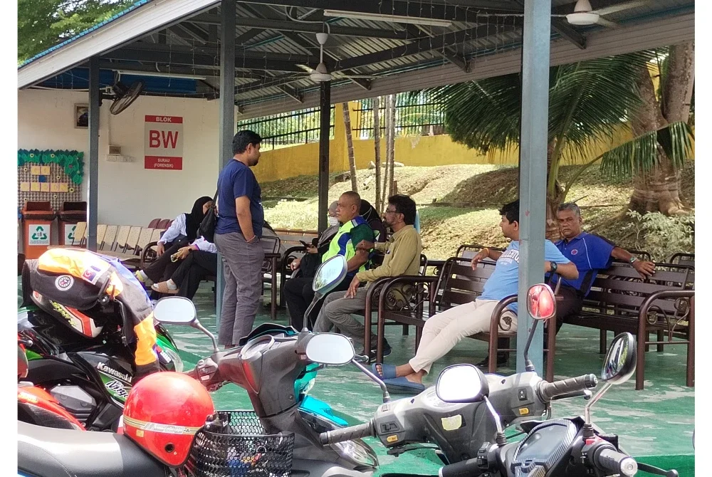 Rakan-rakan mendiang di pekarangan Unit Forensik HSA pada Sabtu.