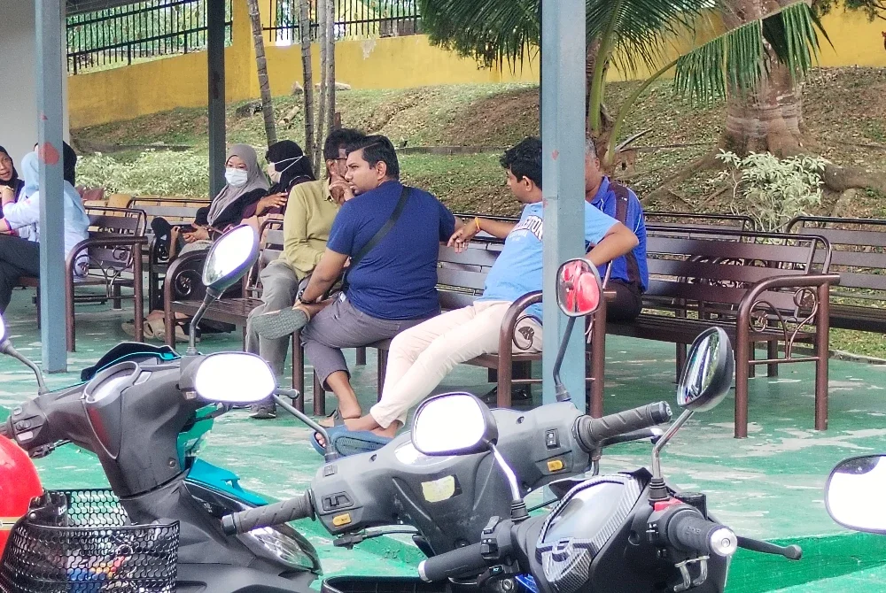 Rakan-rakan mendiang di pekarangan Unit Forensik HSA pada Sabtu.