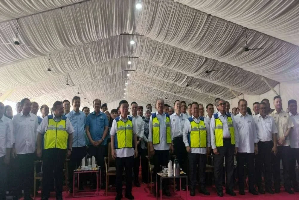 Anwar (tengah) ketika menghadiri Majlis Pecah Tanah Projek Penyuraian Trafik di antara Plaza Tol Juru dan Plaza Tol Sungai Dua di Seberang Jaya pada Sabtu.