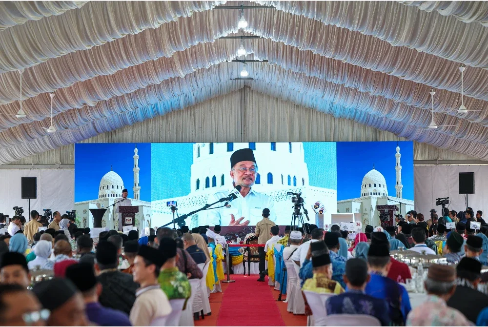 Perdana Menteri, Datuk Seri Anwar Ibrahim menyampaikan ucapan pada Majlis Peluncuran Pembangunan Masjid MADANI Arowana Permatang Pauh hari ini. Foto Bernama 