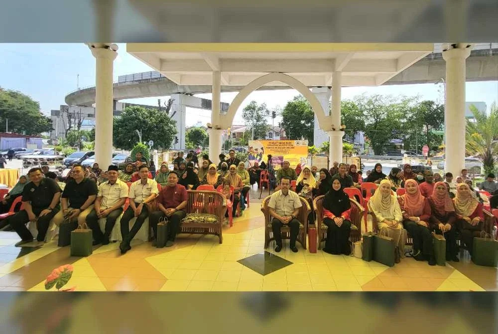 Md Yusmizan (depan, enam dari kanan) bergambar bersama golongan asnaf yang menyertai Program Perkhidmatan Dietetik Komuniti 2025 pada Sabtu.