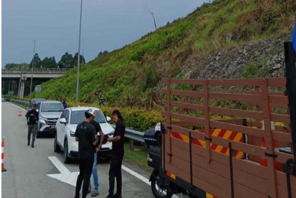 Tulang dipercayai rangka manusia ditemukan di lereng bukit Kilometer 24.5 Lebuhraya Kajang-Seremban (LEKAS) arah utara, baru-baru ini. Foto ihsan PDRM.