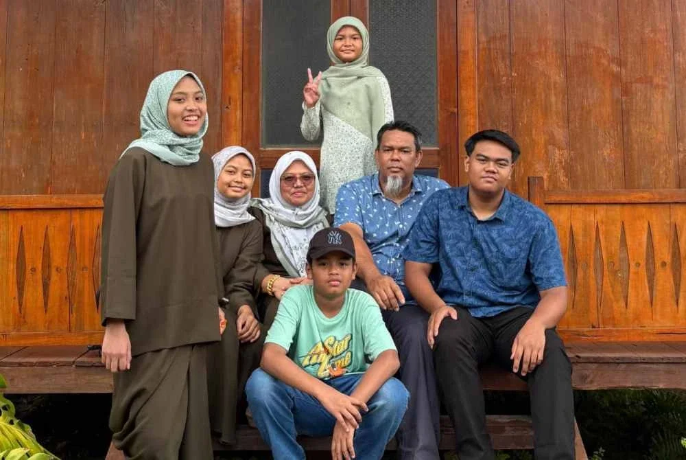 Nur Aimi (dua kiri) di samping keluarganya.