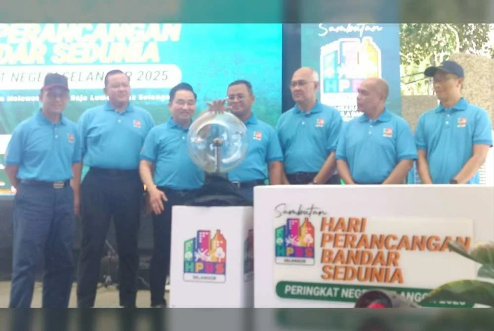 Amirudin (empat dari kanan) melakukan simbolik Perasmian Sambutan Hari Perancangan Bandar Sedunia Peringkat Negeri Selangor di Dataran Malawati pada Sabtu.