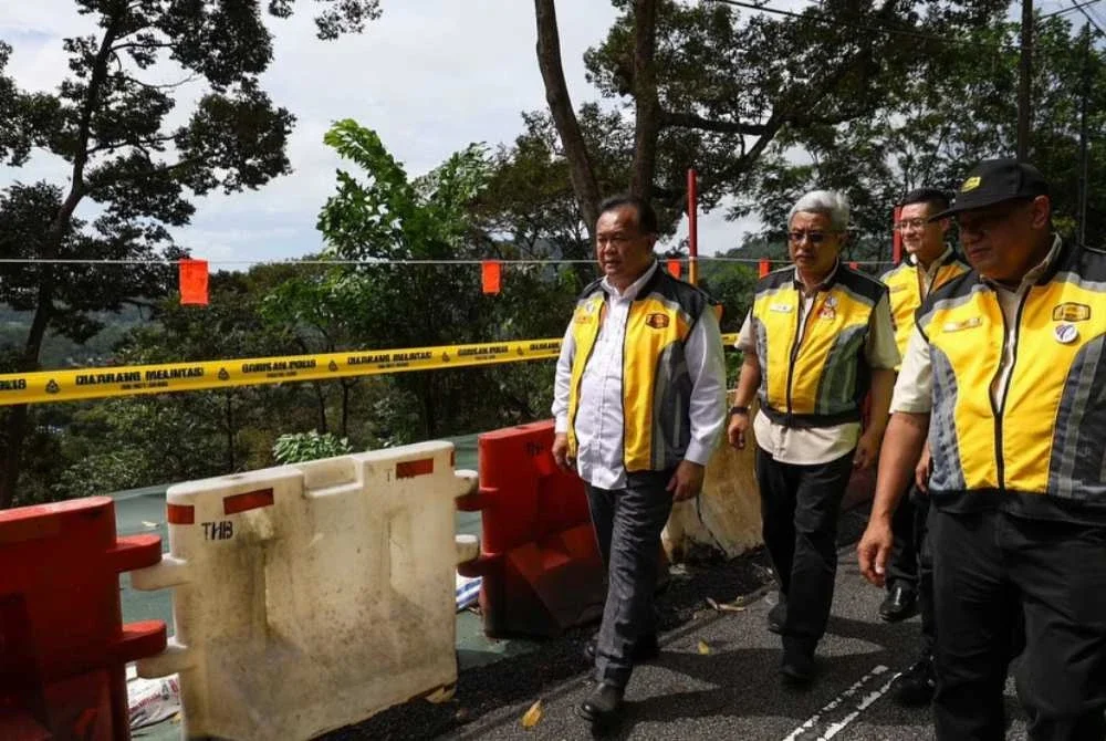 Alexander ketika mengadakan lawatan tapak di projek pembaikan cerun di laluan FT006 Seksyen 40.84 Jalan Balik Pulau-Teluk Bahang pada Sabtu. Foto FB Alexander Nanta Linggi
