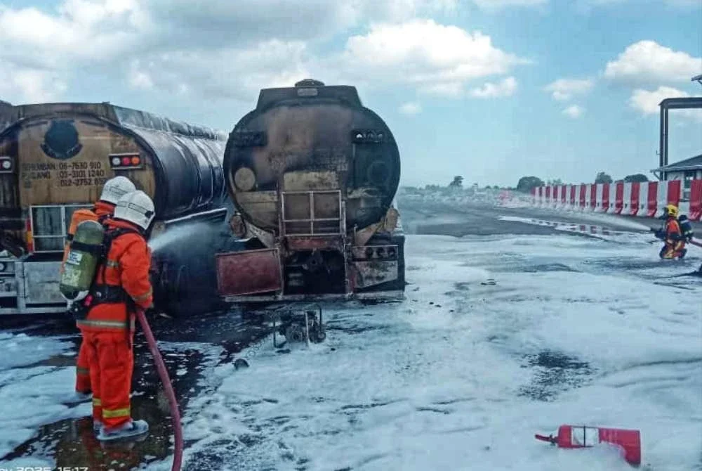Tiga lori tangki terlibat dalam kebakaran di Kem TUDM, Kuantan, dengan dua daripadanya terbakar ketika proses pemindahan minyak. Foto JPBM