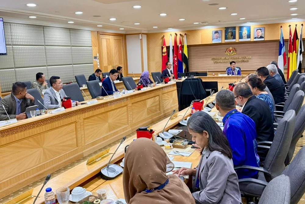 Ewon mempengerusikan mesyuarat pasca-kabinet KUSKOP dan Majlis Tindakan Pembangunan Kementerian – KUSKOP.