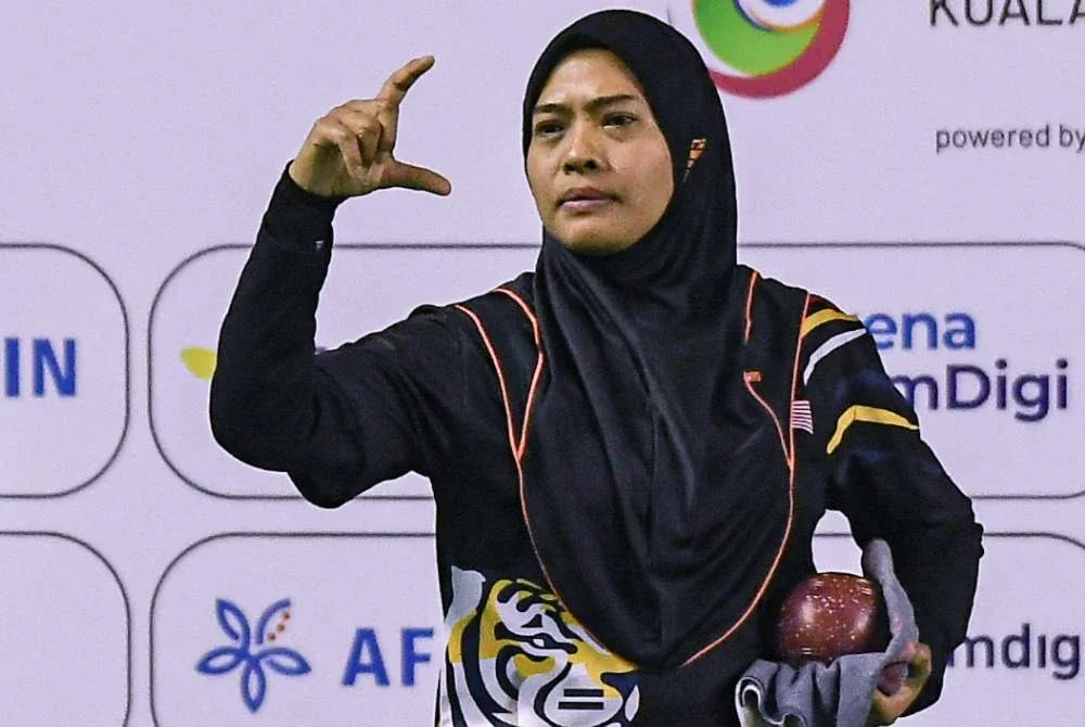 Emma Firyana merangkul gelaran juara acara singles pada Kejohanan Boling Padang Piala Dunia 2025. Foto Bernama
