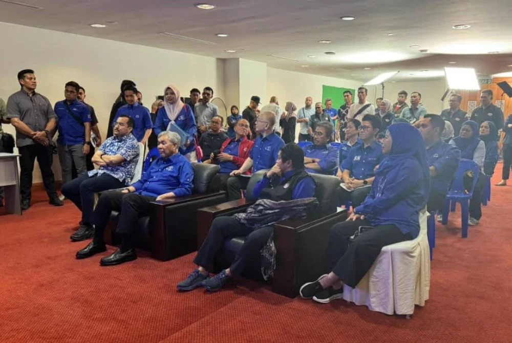 Ahmad Zahid (duduk, dua dari kiri) melancarkan AI Chatbot BN Sabah di Kota Kinabalu pada Sabtu.