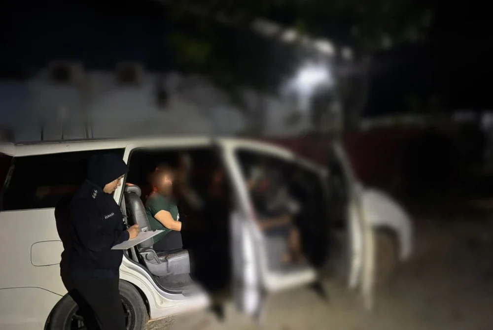 Polis melakukan pemeriksaan terjadap sebuah kenderaan yang dipercayai digunakan membawa migran. 