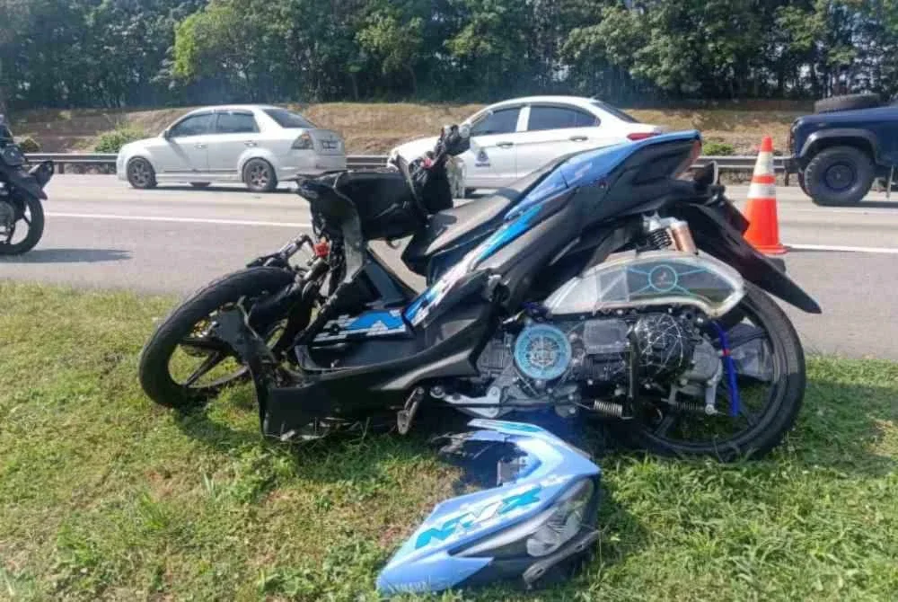 Keadaan motosikal ditunggang mangsa selepas terbabit kemalangan. 