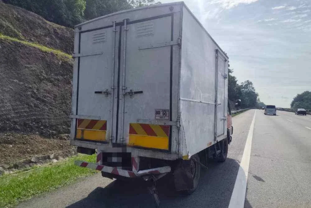 Keadaan lori yang terlibat kemalangan. 