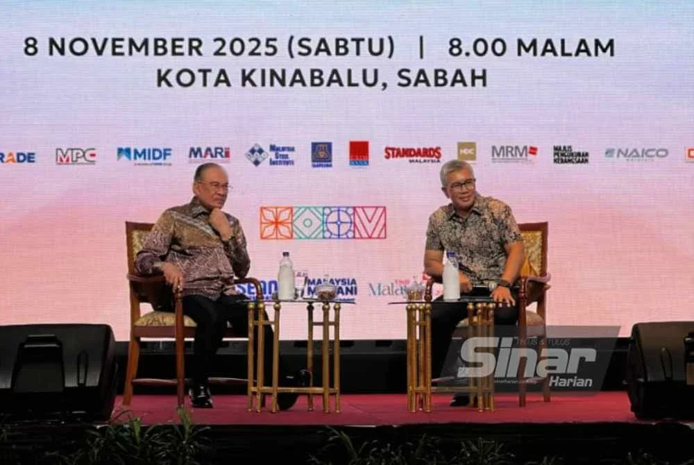 Anwar (kiri) semasa sesi mesra Perdana Menteri bersama Persatuan Industri Sabah di Kota Kinabalu.