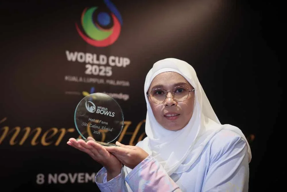Siti Zalina menerima penghargaan Hall of Fame pada majlis Makan Malam Gala dan Hall of Fame sempena Kejohanan Boling Padang Dunia 2025 di sebuah hotel, malam Sabtu. Foto Bernama