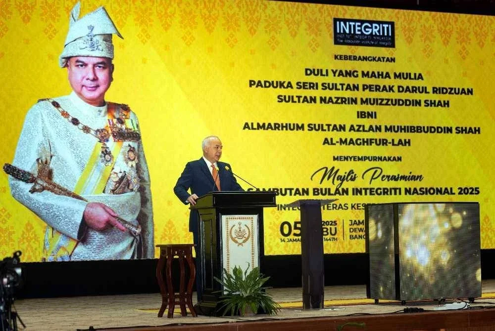 Sultan Nazrin Shah berkenan menyampaikan titah diraja ketika baginda berangkat ke Majlis Perasmian Sambutan Bulan Integriti Nasional 2025 di Bangunan Perak Darul Ridzuan. - Foto Bernama