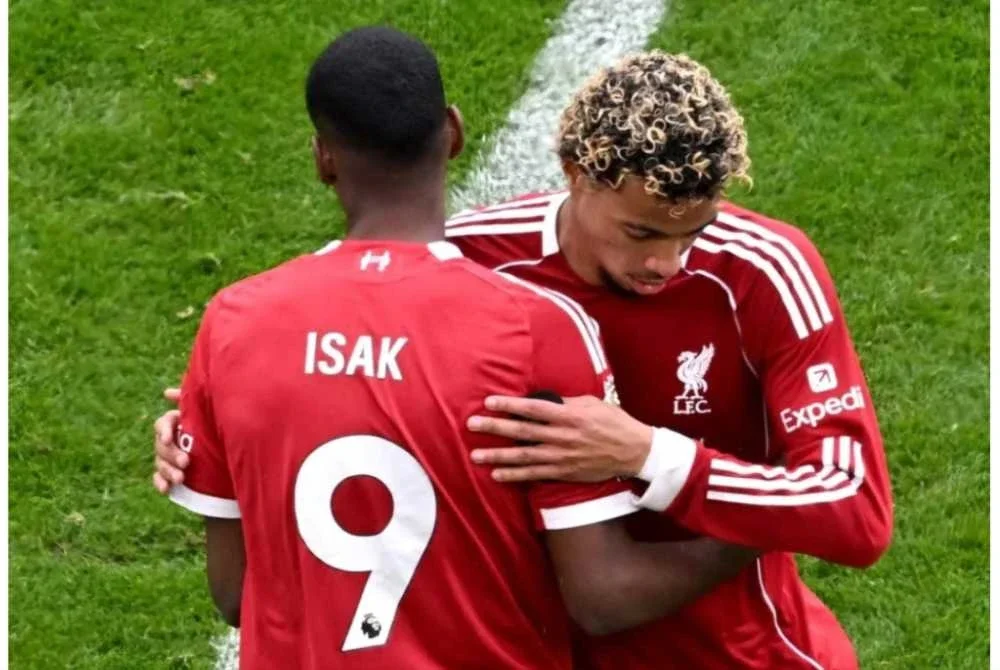 Ekitike (kanan) menjadi sandaran Liverpool di Etihad. Foto: Agensi 