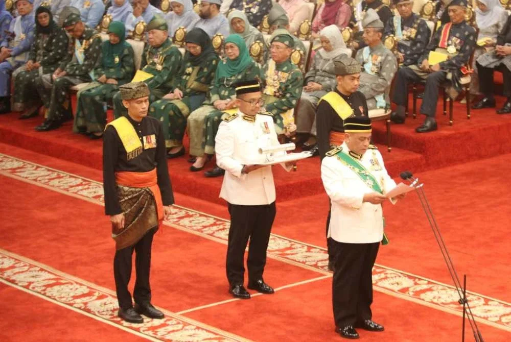 Saarani menyampaikan sembah ucapan dalam Istiadat Menghadap Sembah Taat Setia dan Penganugerahan Darjah Kebesaran Negeri Perak sempena ulang tahun keputeraan ke-69 Sultan Perak di Istana Iskandariah pada Ahad.