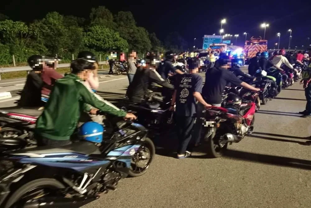 Antara motosikal yang ditahan untuk pemeriksaan dalam operasi khas bersepadu pada Ahad.