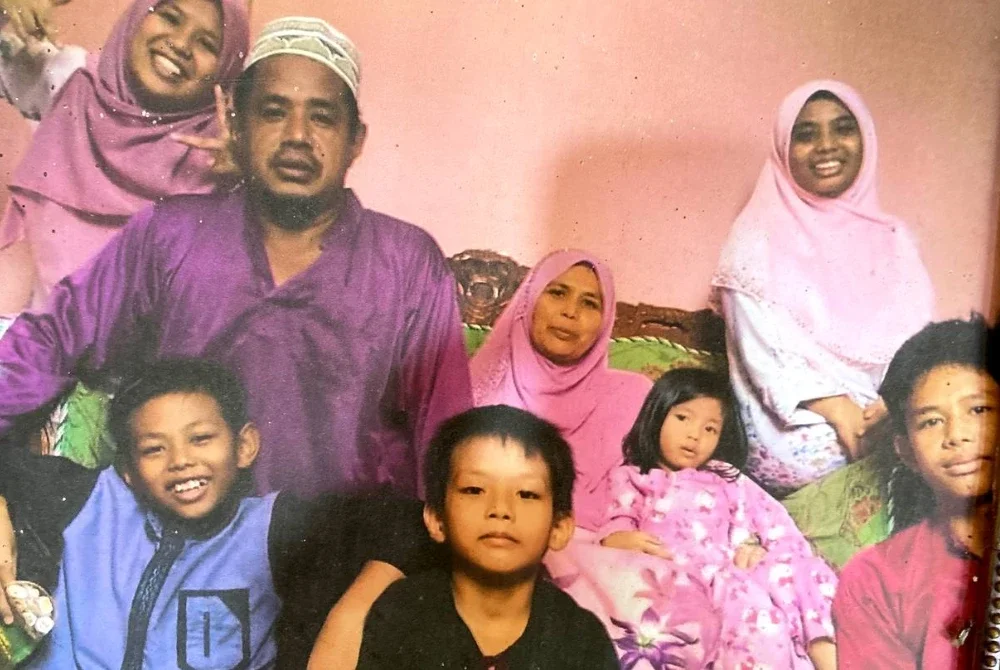 Gambar kenangan Allahyarham Salmi bersama ahli keluarganya. Foto: SINAR HARIAN/HAZELEN LIANA KAMARUDIN