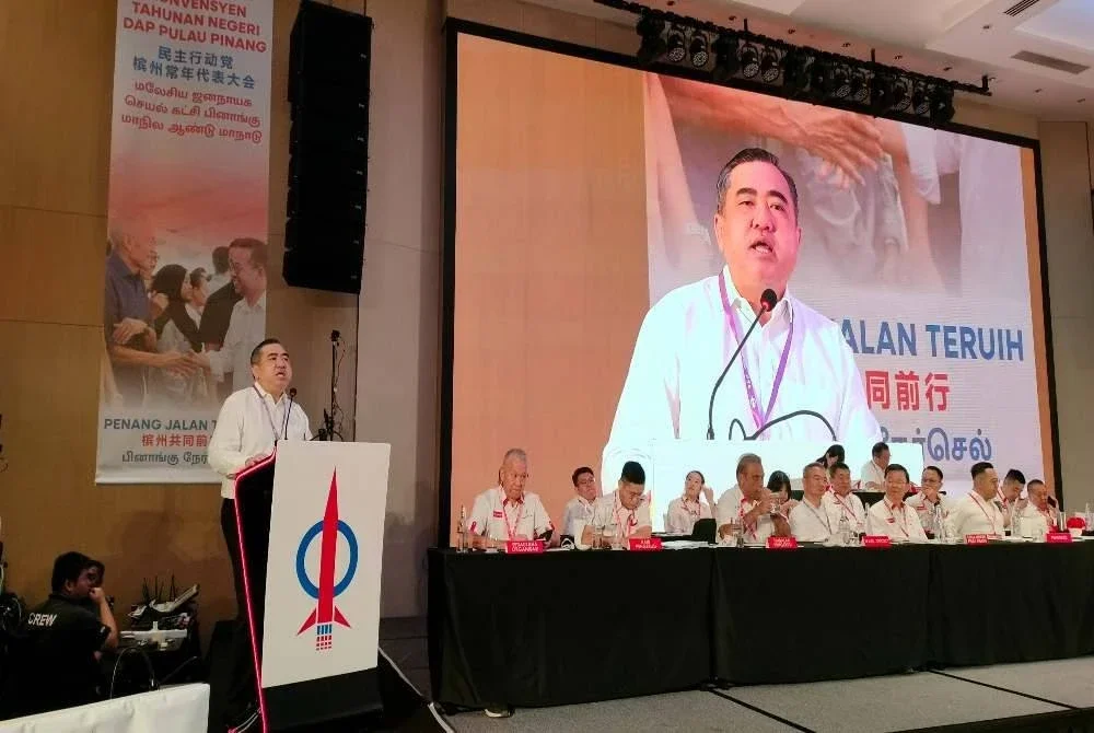 Anthony Loke ketika berucap merasmikan Konvensyen Tahunan Negeri DAP Pulau Pinang pada Ahad.