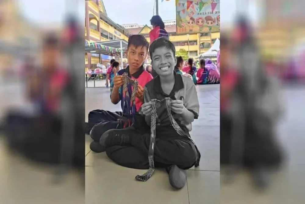 Muhammad Zafri (kanan) yang meninggal dunia selepas dua hari bertarung nyawa dipercayai lemas. Kembar Muhammad Zafri iaitu Muhammad Zakir (kiri).