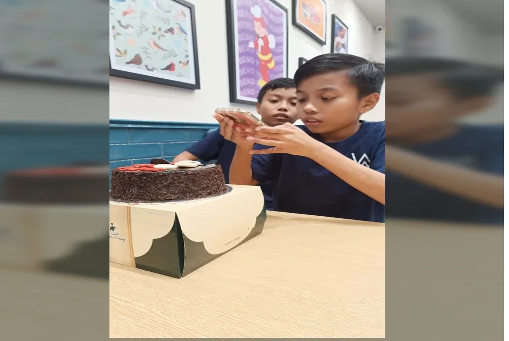 Pasangan kembar ini begitu akrab antara satu sama lain.