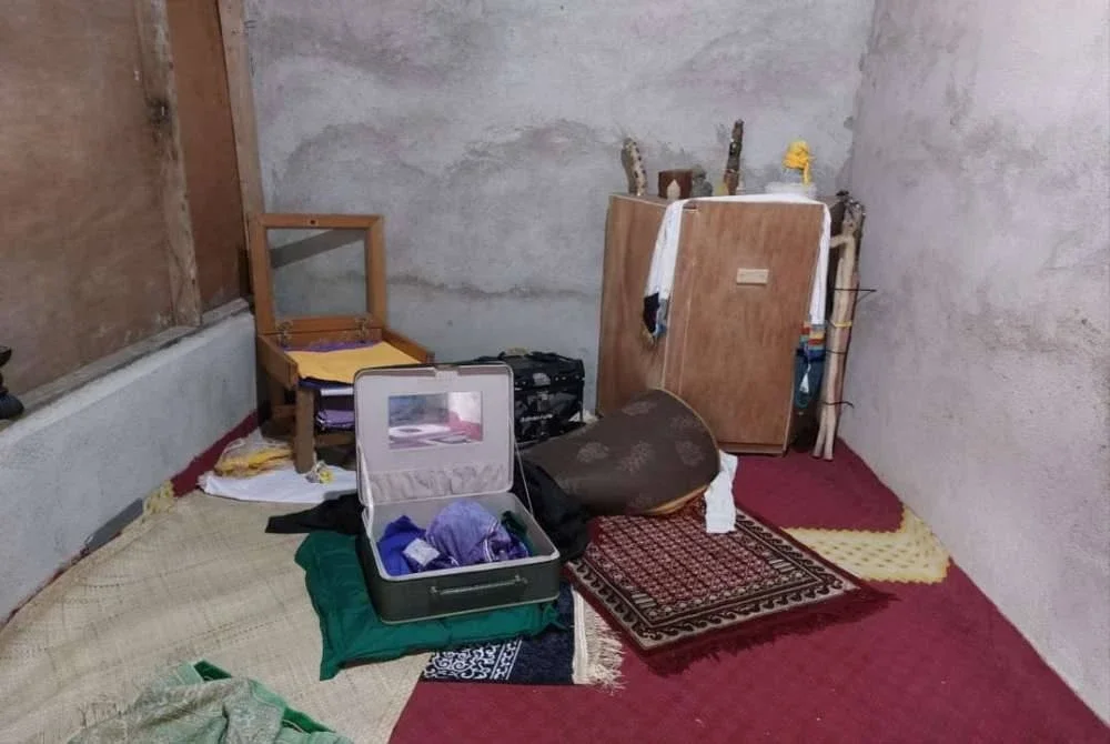 Antara barang yang dirampas susulan penahanan ketua dan pengikut kumpulan 'Jemaah Nur Ahmad Istana Pelangi' di Kampung Sungai Putat, Pulau Tawar, Jerantut, Jumaat lalu. FOTO JAIP