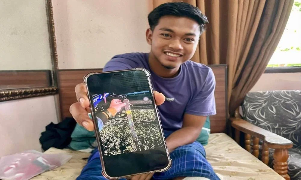 Muhammad Irfan menunjukkan gambar serpihan besi yang terkena pada kakinya dalam kejadian pada 24 Oktober lalu. FOTO: Facebook ADUN Buluh Gading, Ridzuan Hashim 