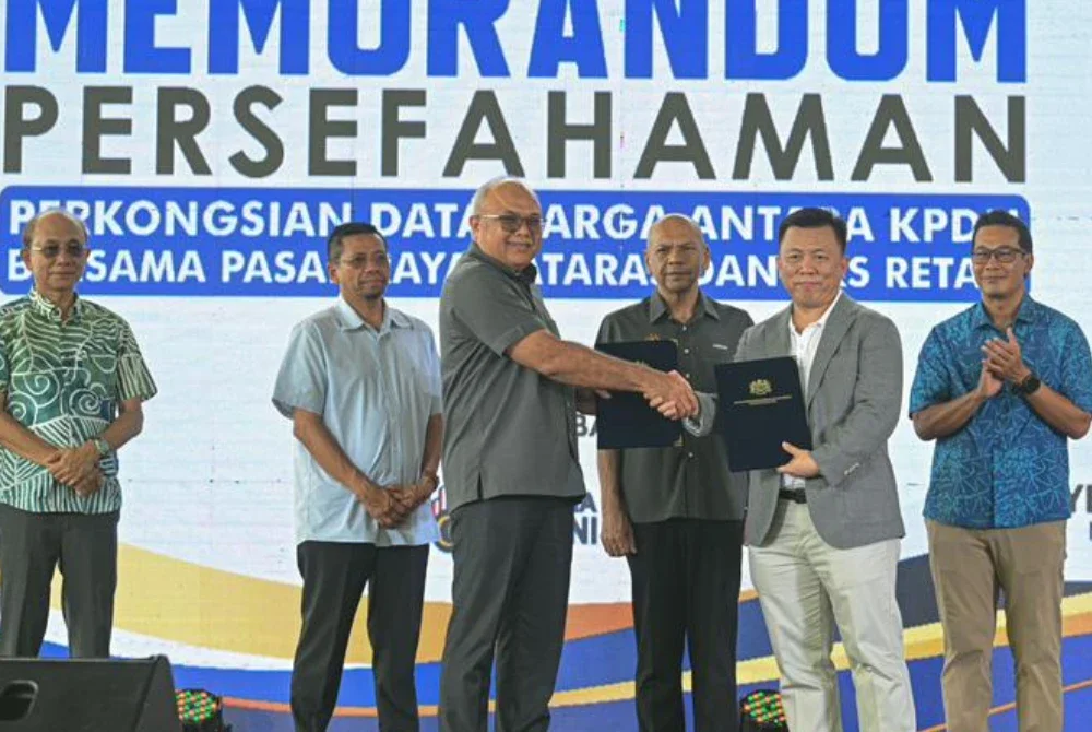 Armizan (tiga dari kanan) menyaksikan MoU bersama dua entiti sektor peruncitan di Sabah, iaitu Pasar Raya Bataras Sdn Bhd dan Pasar Raya CKS Retail Sdn Bhd, bagi melaksanakan inisiatif perkongsian sukarela maklumat harga ke dalam aplikasi PriceCatcher.