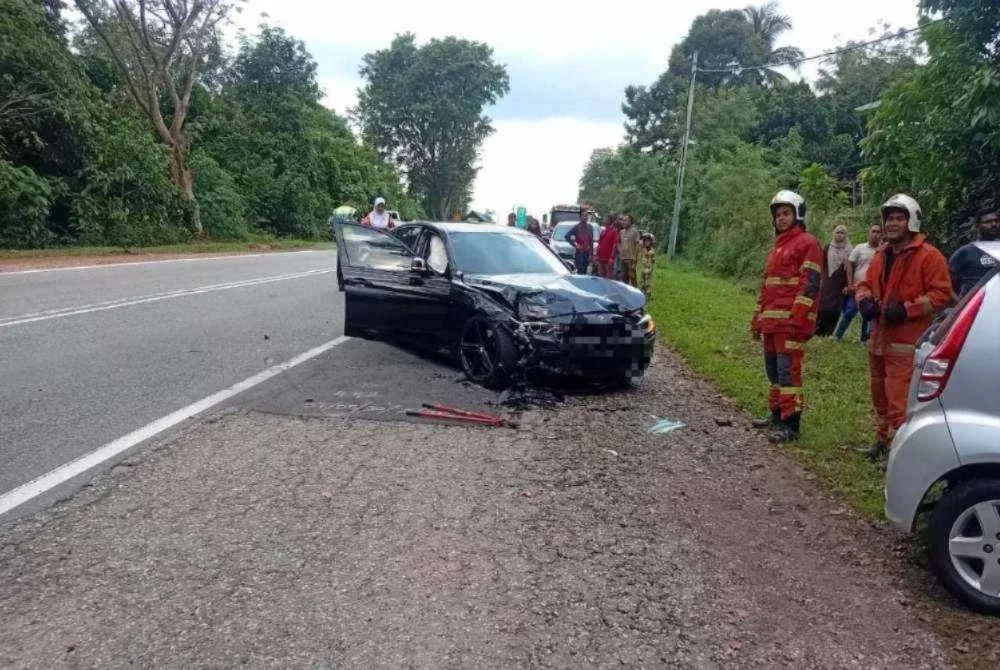 Keadaan di lokasi kemalangan maut melibatkan dua kereta berhampiran SK Desa Bakti, Mentakab pada Ahad. FOTO JBPM PAHANG