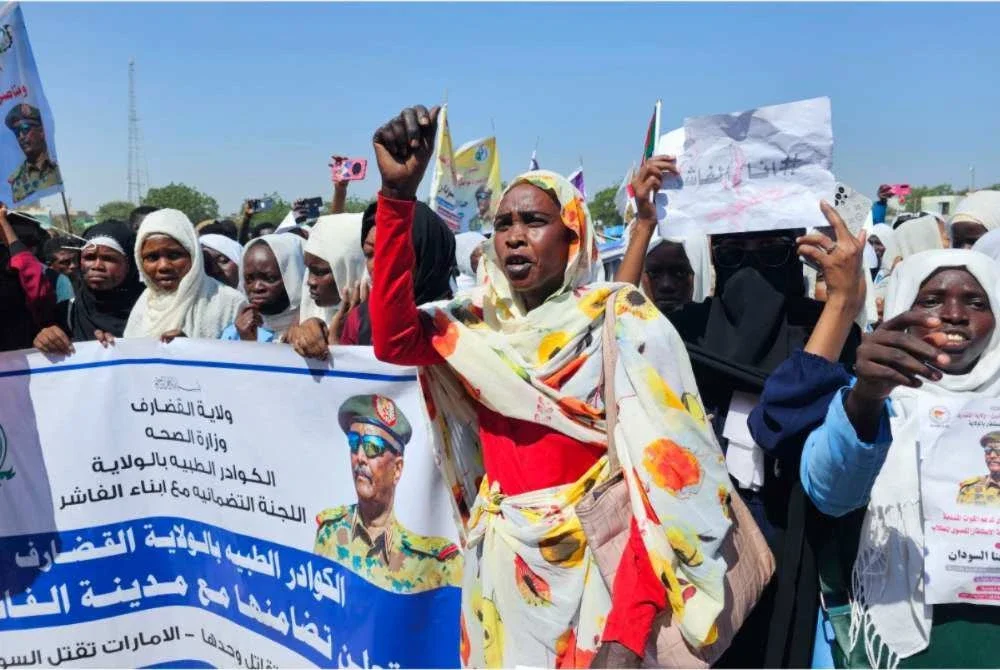 Wanita Sudan, kebanyakannya pelajar, sertai protes bantah keganasan RSF di Gedaref, Sudan Timur. - AFP