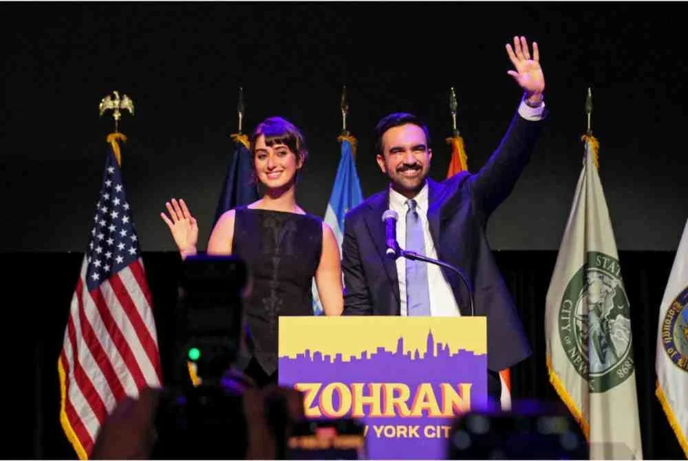 Mamdani, melambai bersama isterinya Rama Duwaji selepas menyampaikan ucapan pada majlis keputusan pilihan raya di Brooklyn Paramount, New York.-AFP