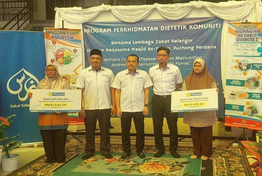 Md Yusmizan (tengah) bersama penerima bantuan dialisis LSZ ketika Program Perkhidmatan Dietetik Komuniti 2025 pada Sabtu.