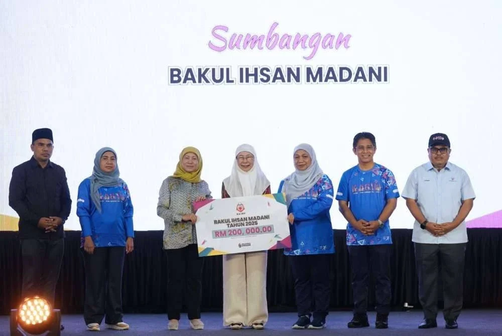 Nancy (tiga dari kiri) mengiringi Wan Azizah (tengah) menyampaikan replika cek bantuan Bakul Ihsan Madani.