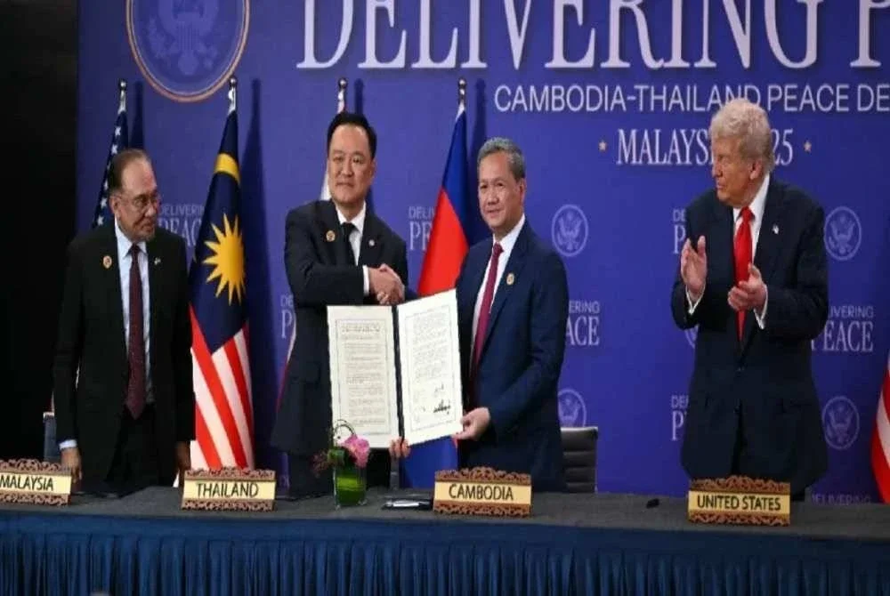 Anwar (kiri) dan Presiden Amerika Syarikat, Donald Trump (kanan) menyaksikan pertukaran dokumen Perjanjian Damai KL antara Perdana Menteri Thailand, Anutin Charnvirakul (dua dari kiri) dan Perdana Menteri Kemboja, Hun Manet sempena Sidang Kemuncak ASEAN di KLCC baru-baru ini.

